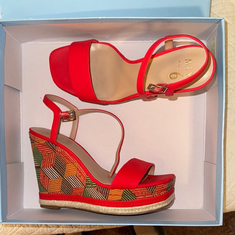 ANTONIO MELANI Red Wedge Sandals with Bold Design